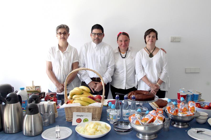 Inauguración Jornada "Liberty Responde" - Imagen del catering y del equipo de personas que lo atienden.