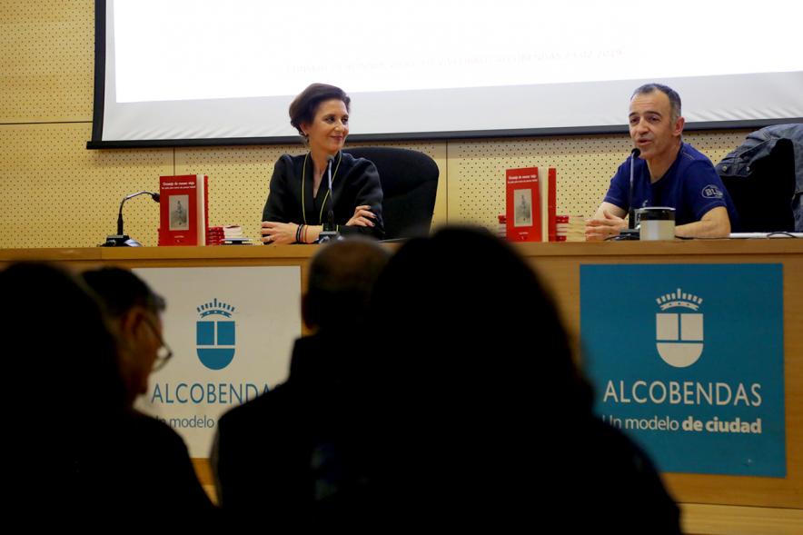 Presentación del Libro de Luis Arribas "Consejo de Runner Viejo" - Imagen lateral de los asistentes y la mesa principal con Luis Arribas.