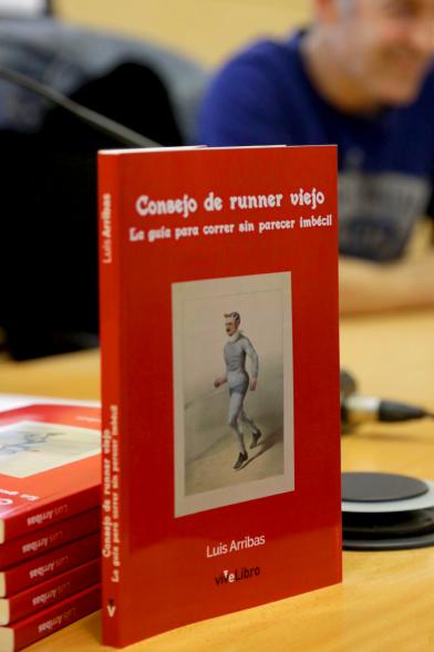 Presentación del Libro de Luis Arribas "Consejo de Runner Viejo" - Primer plano de un ejemplar del libro  Consejo de Runner viejo.