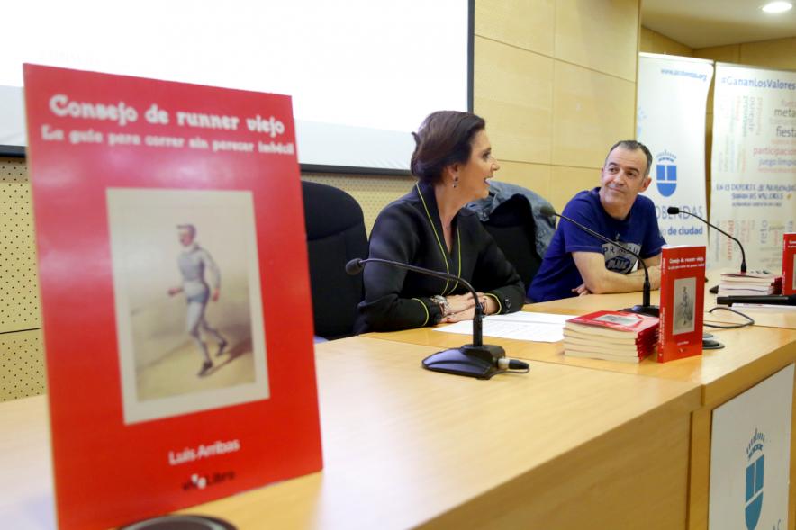 Presentación del Libro de Luis Arribas "Consejo de Runner Viejo" - Imagen de la concejal Mar Rodríguez y Luis Arribas.