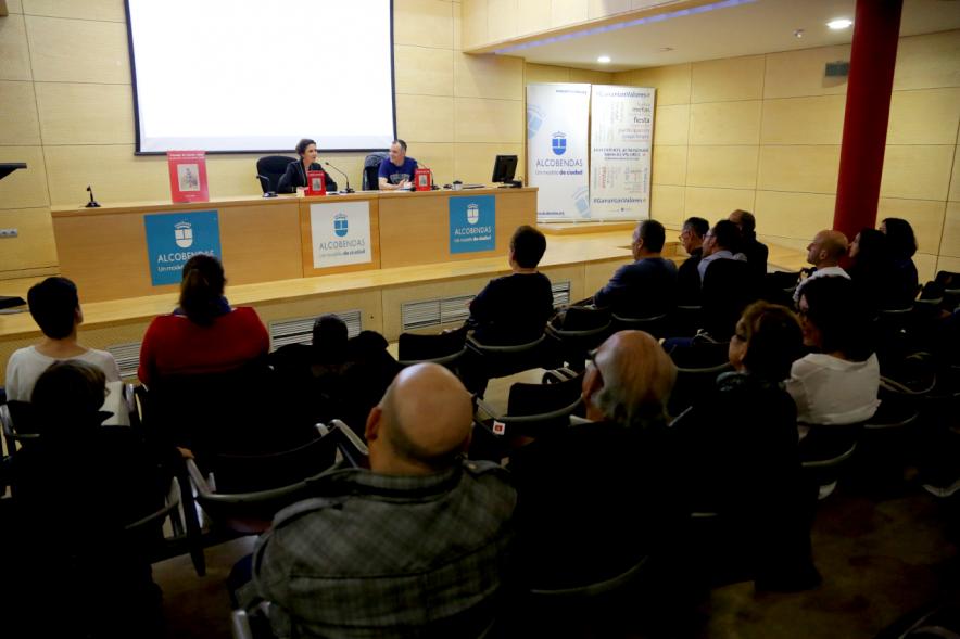 Presentación del Libro de Luis Arribas "Consejo de Runner Viejo" - Vista trasera de los asistentes  con  fondo la mesa de los ponentes.