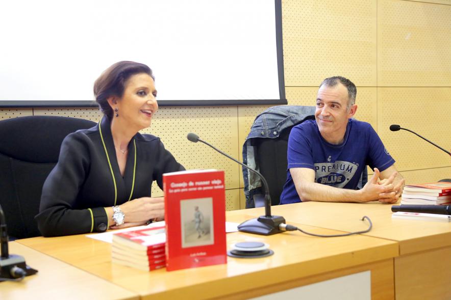 Presentación del Libro de Luis Arribas "Consejo de Runner Viejo" - Imagen de Mar Rodríguez y Luis Arribas en la mesa principal.