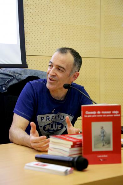 Presentación del Libro de Luis Arribas "Consejo de Runner Viejo" -  Primer plano de Luis Arribas.