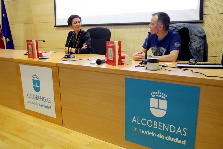 Presentación del Libro de Luis Arribas "Consejo de Runner Viejo" - Imagen de Mar Rodríguez y Luis Arribas en la mesa principal.