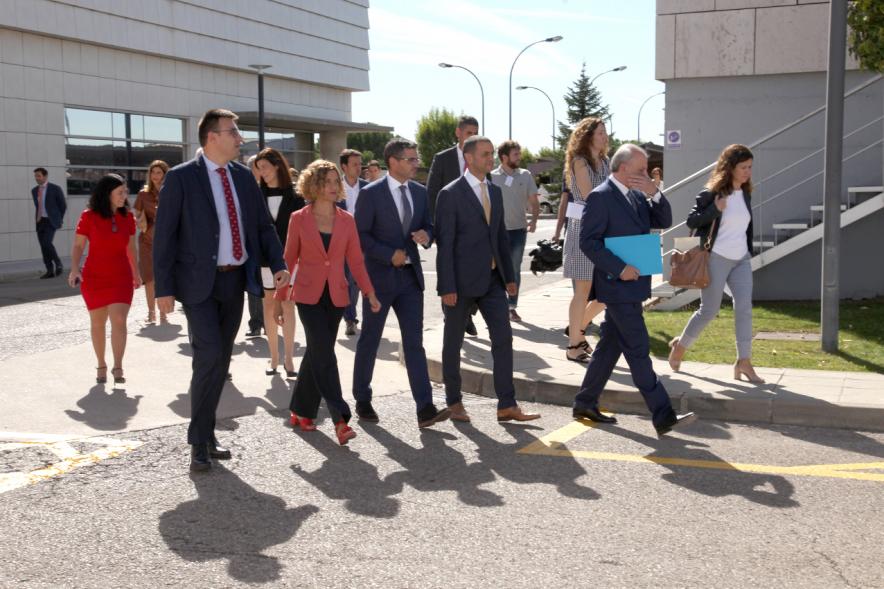 Alcalde Rafael Sánchez, Director de Lilli España Nabil Daoud, Ministra Meritxell Batet concejales y autoridades. Gala 35º Aniversario de las Actividades de Investigación de Lilly 