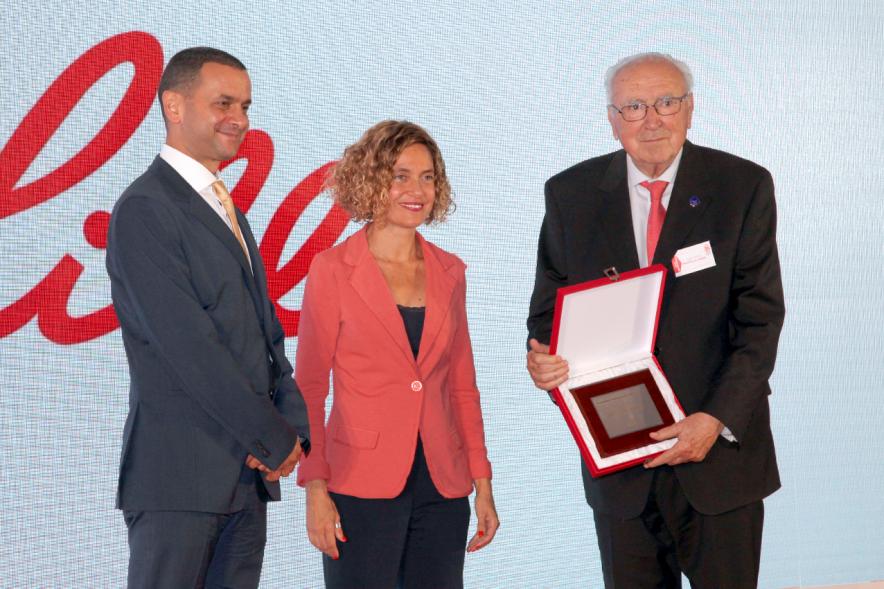 Presidente Nabil Daoud, Ministra Meritxell Batet y galardonado. Entrega de premios por la ministra Meritxell Batet en Gala 35º Aniversario de las Actividades de Investigación de Lilly 