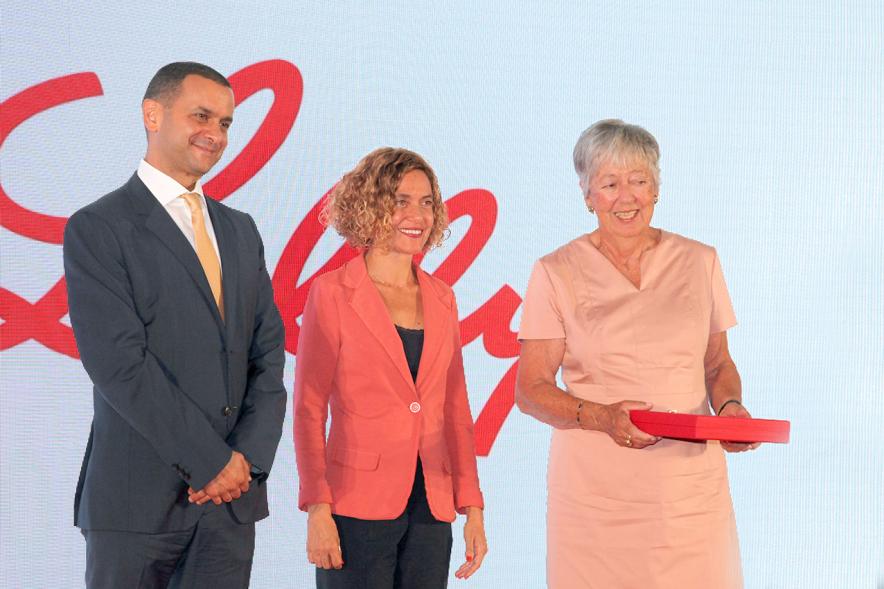 Director de Lilli España Nabil Daoud,  Ministra Meritxell Batet y galardonado. Gala 35º Aniversario de las Actividades de Investigación de Lilly 