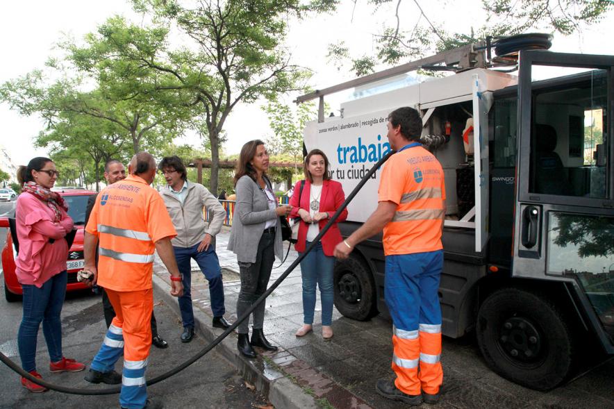 Visita a la Limpieza de Refuerzo Distrito Centro y Distrito Norte - Imagen del grupo de limpieza charlando con una autoridad.
