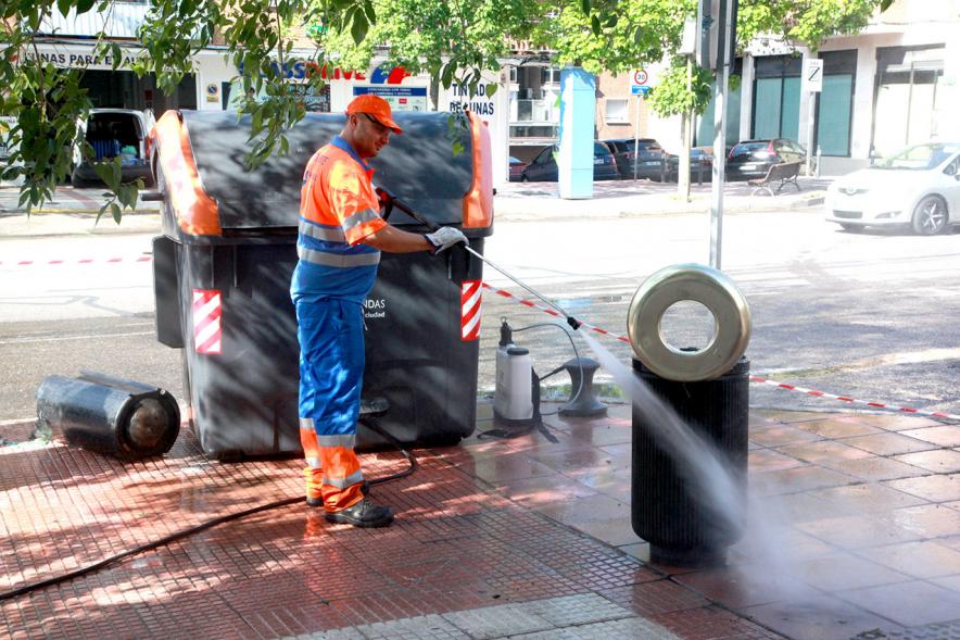 Visita a la Limpieza de Refuerzo Distrito Centro y Distrito Norte - Imagen de un operario limpiando con agua a presión una papelera.