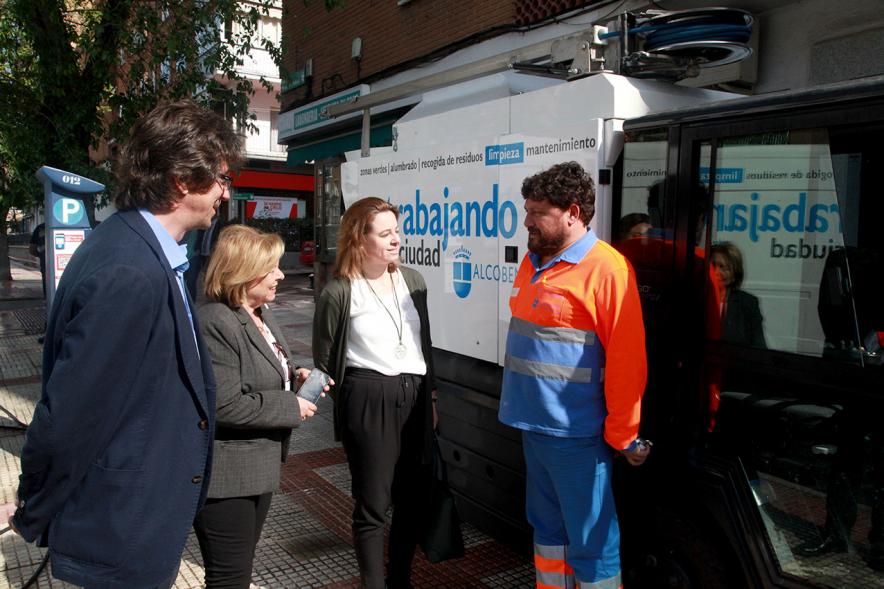 Visita a la Limpieza de Refuerzo Distrito Centro y Distrito Norte - Imagen del grupo de limpieza charlando con las autoridades que están realizando la visita.