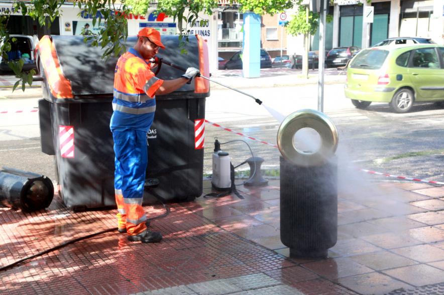 Visita a la Limpieza de Refuerzo Distrito Centro y Distrito Norte - Imagen de un operario limpiando con agua a presión una papelera.