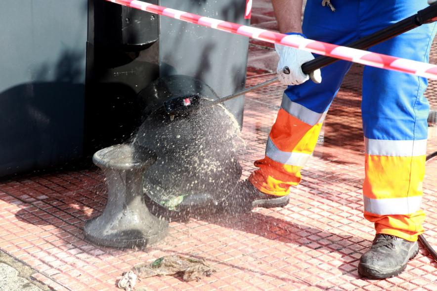 Visita a la Limpieza de Refuerzo Distrito Centro y Distrito Norte - Imagen de un operario limpiando con agua a presión la acera.