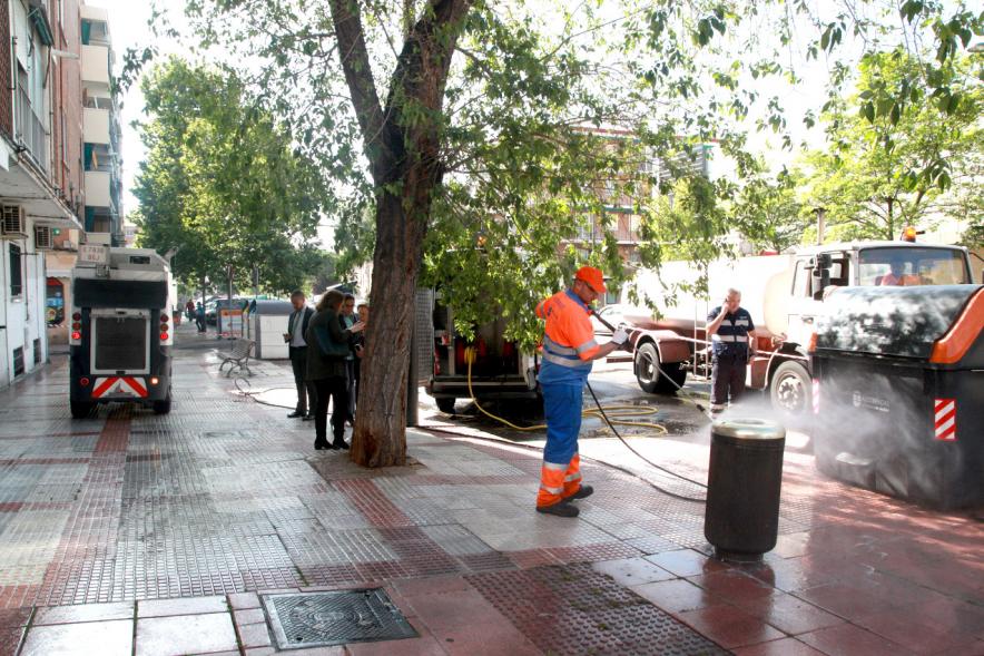 Visita a la Limpieza de Refuerzo Distrito Centro y Distrito Norte - Imagen de un operario limpiando con agua a presión una papelera.