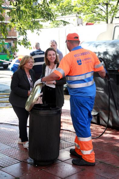 Visita a la Limpieza de Refuerzo Distrito Centro y Distrito Norte - Imagen de un operario limpiando con agua a presión una papelera.