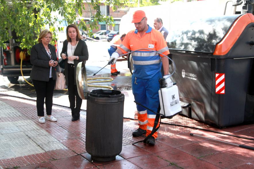 Visita a la Limpieza de Refuerzo Distrito Centro y Distrito Norte - Imagen de un operario limpiando con agua a presión una papelera.