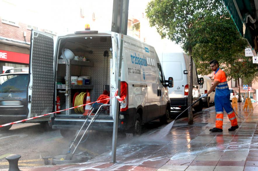 Visita a la Limpieza de Refuerzo Distrito Centro y Distrito Norte - Imagen de un operario limpiando con agua a presión la acera.