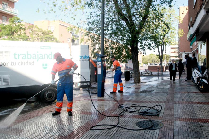 Visita a la Limpieza de Refuerzo Distrito Centro y Distrito Norte - Imagen de unos operarios limpiando con agua a presión la acera.