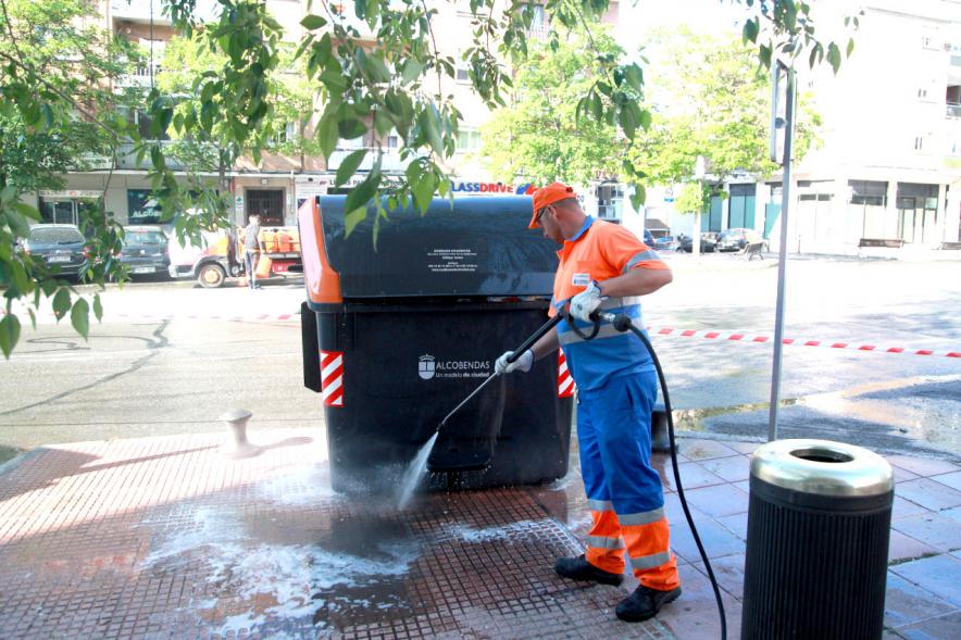 Visita a la Limpieza de Refuerzo Distrito Centro y Distrito Norte - Imagen de un operario limpiando con agua a presión la acera.