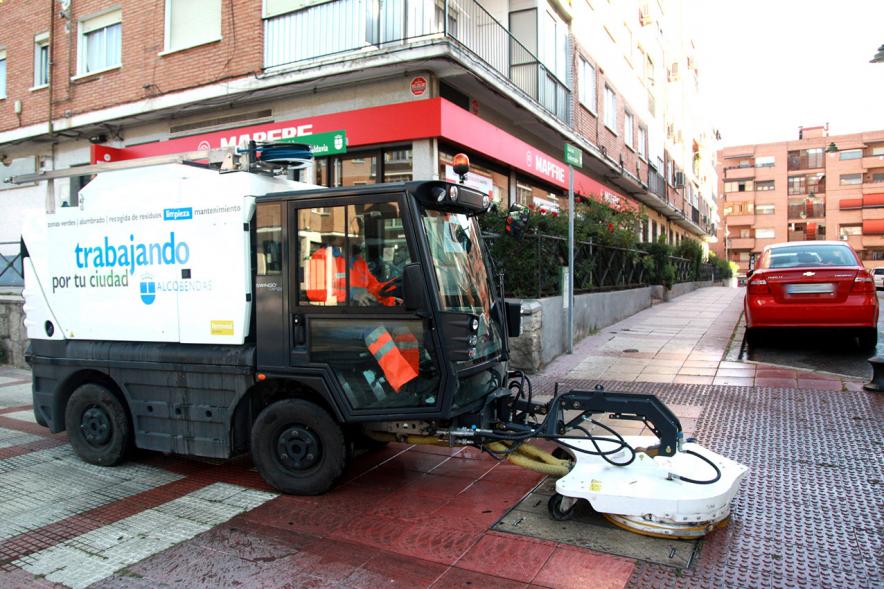 Visita a la Limpieza de Refuerzo Distrito Centro y Distrito Norte - Imagen de un vehículo de limpieza pasando unos rodillos por la acera.