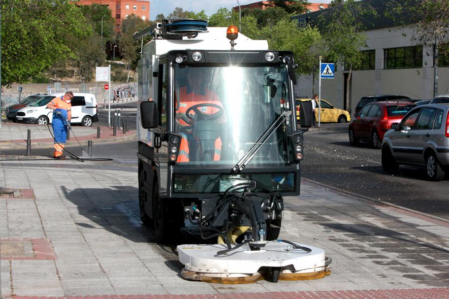 Visita a la Limpieza de Refuerzo Distrito Centro y Distrito Norte - Imagen de un vehículo de limpieza pasando unos rodillos por la acera.
