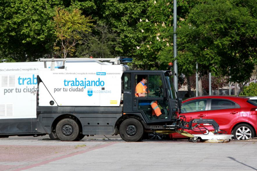 Visita a la Limpieza de Refuerzo Distrito Centro y Distrito Norte - Imagen de un vehículo de limpieza pasando unos rodillos por la acera.