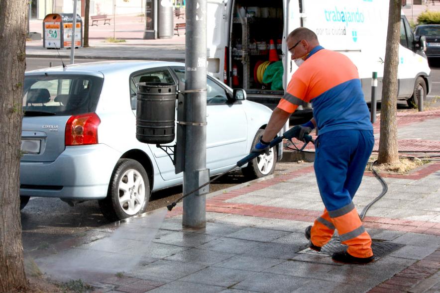 Visita a la Limpieza de Refuerzo Distrito Centro y Distrito Norte - Imagen de un operario limpiando con agua a presión la acera.
