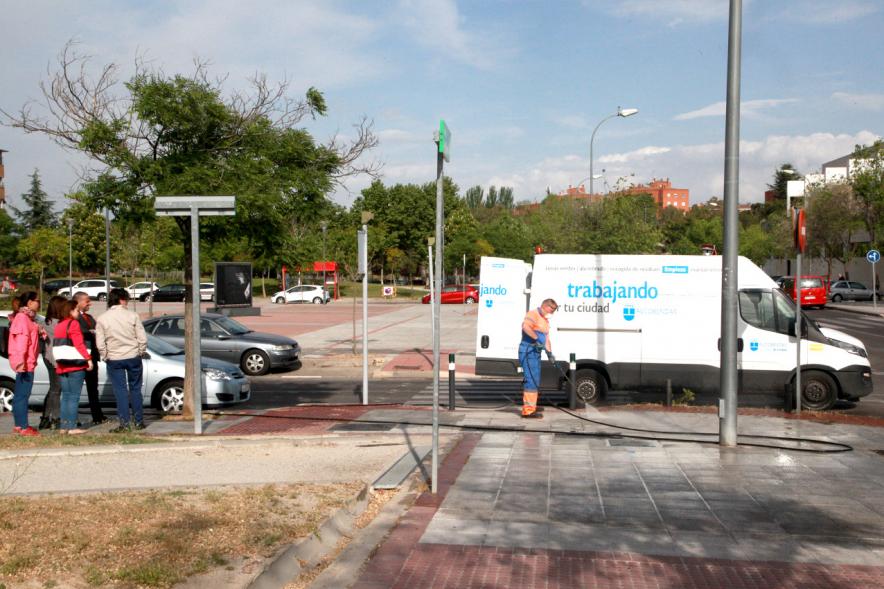 Visita a la Limpieza de Refuerzo Distrito Centro y Distrito Norte - Imagen de un operario limpiando con agua a presión la acera.