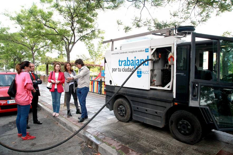 Visita a la Limpieza de Refuerzo Distrito Centro y Distrito Norte - Imagen de las autoridades que están realizando la visita.