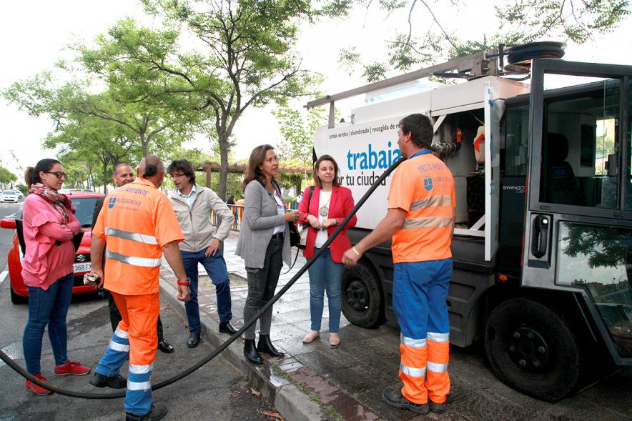 Visita a la Limpieza de Refuerzo Distrito Centro y Distrito Norte - Imagen del grupo de limpieza charlando con las autoridades que están realizando la visita.