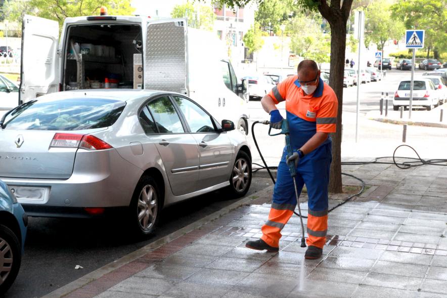 Visita a la Limpieza de Refuerzo Distrito Centro y Distrito Norte - Imagen de un operario limpiando con agua a presión la acera.