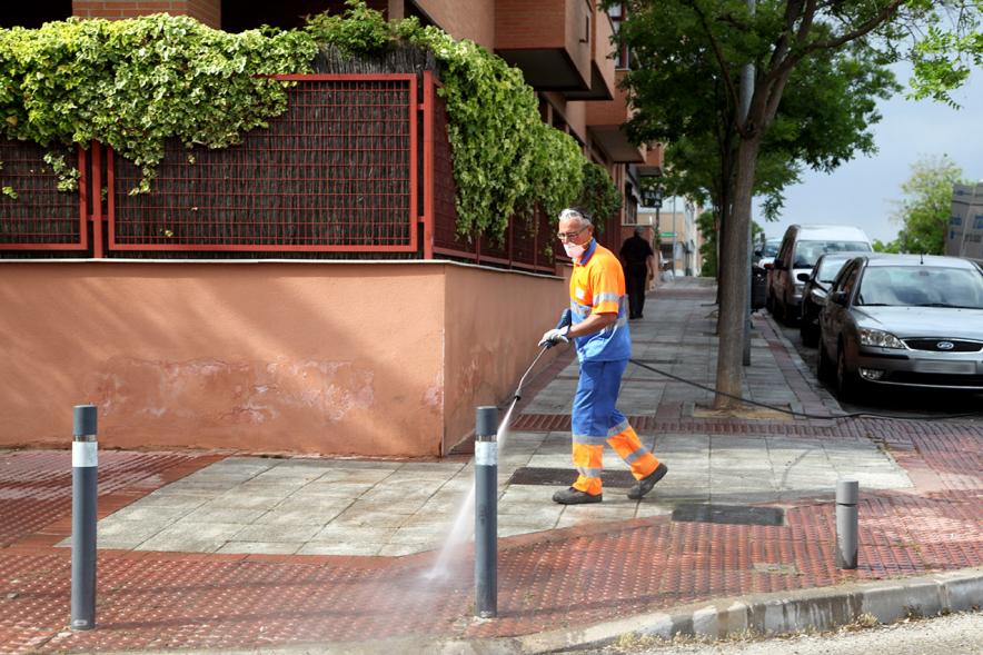 Visita a la Limpieza de Refuerzo Distrito Centro y Distrito Norte - Imagen de un operario limpiando con agua a presión la acera.