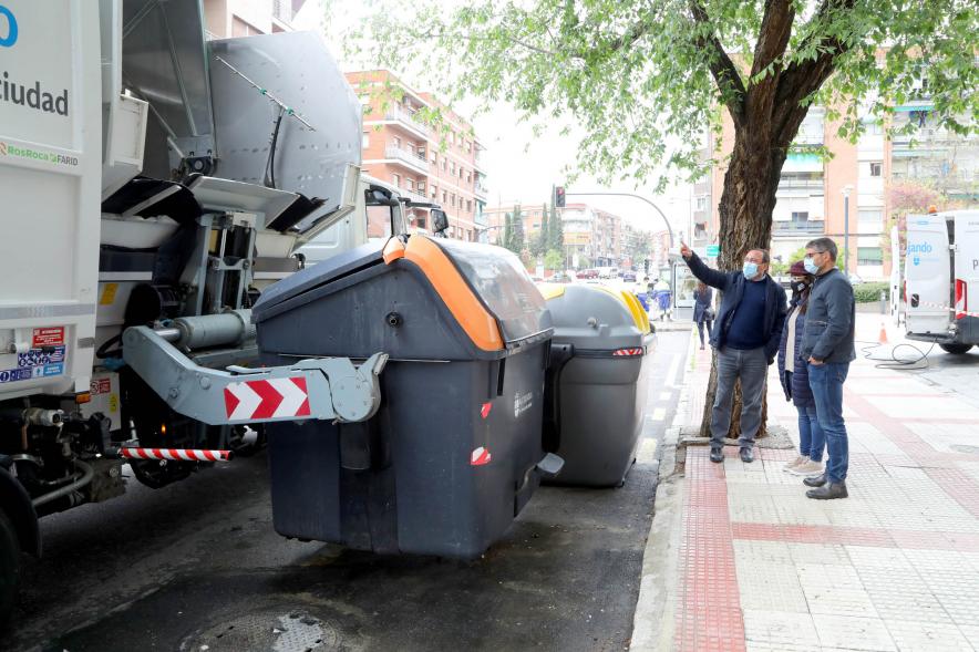 Delegación municipal observando el trabajo del camión de residuos