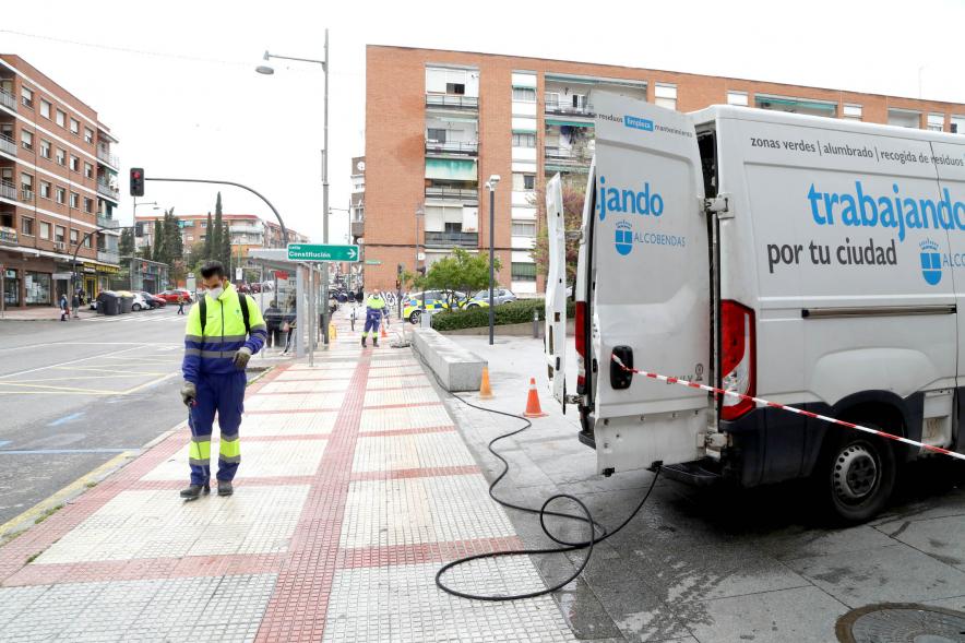 Operario limpiando y desinfectando las calles