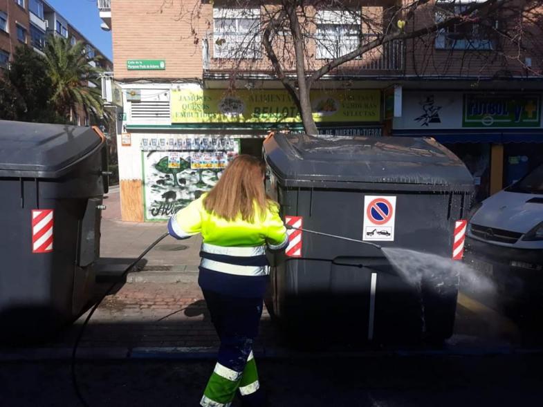 Operario con traje de protección desinfectando las calles durante el confinamiento
