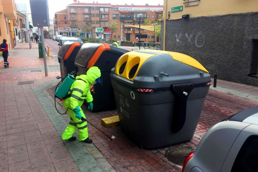 Operario con traje de protección desinfectando las calles durante el confinamiento