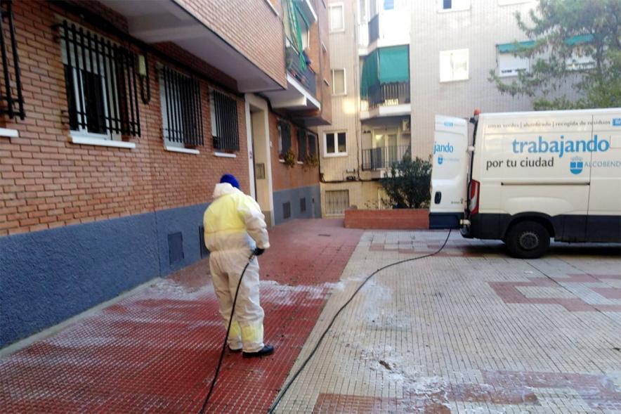 Operario con traje de protección desinfectando las calles durante el confinamiento