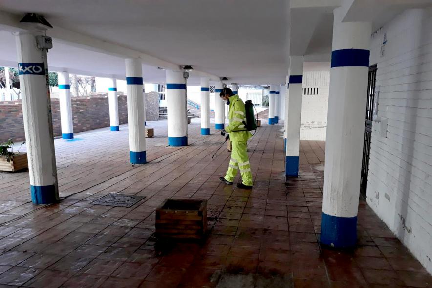 Operario con traje de protección desinfectando las calles durante el confinamiento