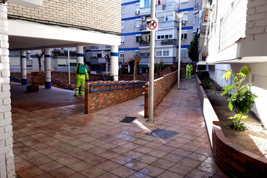 Operarios con traje de protección desinfectando las calles durante el confinamiento