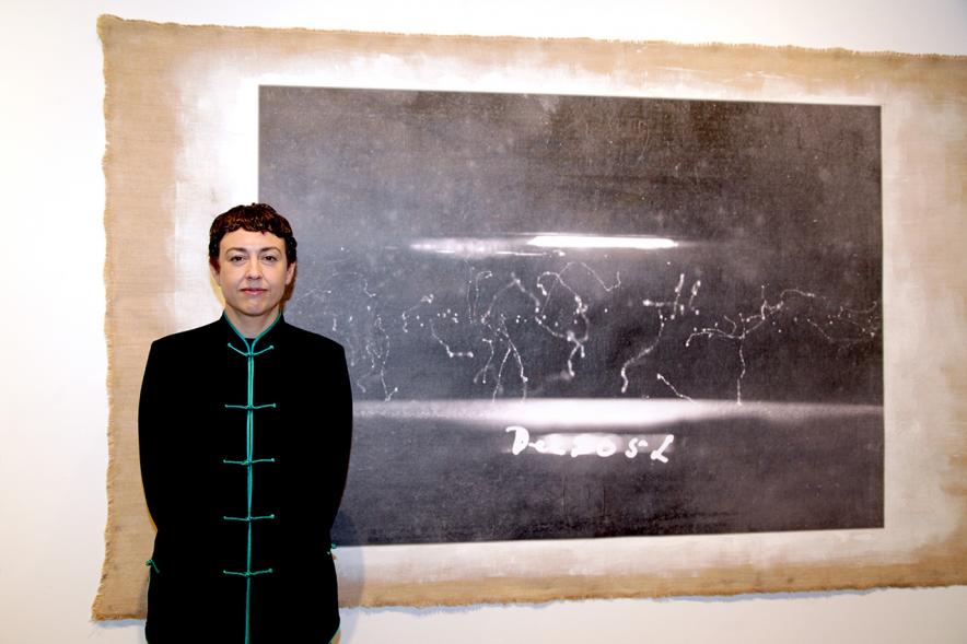 Inauguración Exposición "La Cámara de Niebla" de Linarejos Moreno -  Prime plano de la artista.