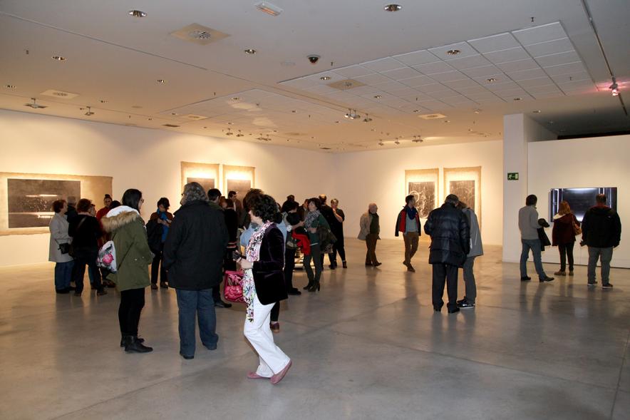 Inauguración Exposición "La Cámara de Niebla" de Linarejos Moreno -   Imagen del numeroso público en la exposición.