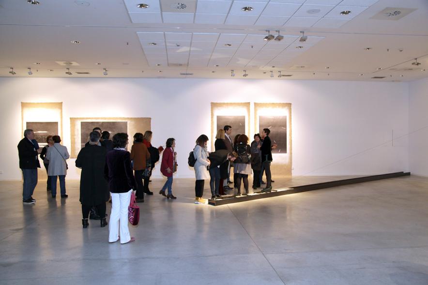 Inauguración Exposición "La Cámara de Niebla" de Linarejos Moreno -  Numeroso público en la exposición.