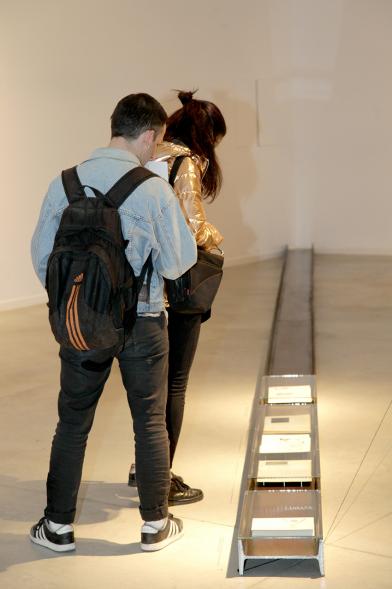 Inauguración Exposición "La Cámara de Niebla" de Linarejos Moreno - Los visitantes contemplan dos obras de suelo.