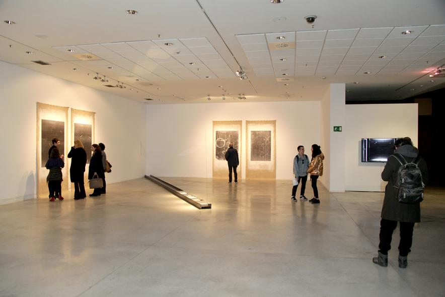 Inauguración Exposición "La Cámara de Niebla" de Linarejos Moreno - Vista global de la  exposición  y el público.