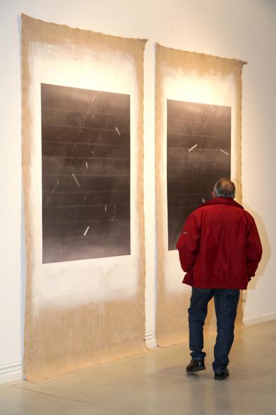 Inauguración Exposición "La Cámara de Niebla" de Linarejos Moreno - Los visitantes contemplan dos obras .