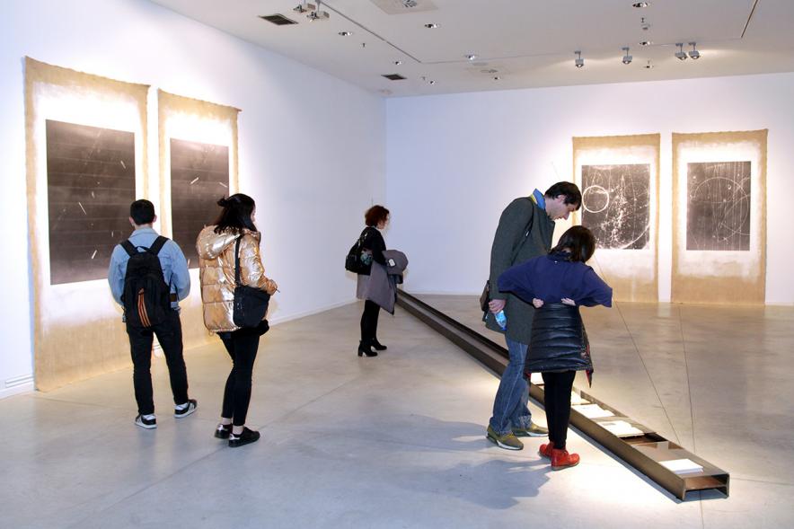 Inauguración Exposición "La Cámara de Niebla" de Linarejos Moreno - Vista global de la  exposición  y el público.