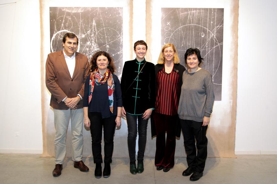 Inauguración Exposición "La Cámara de Niebla" de Linarejos Moreno - Posado de las autoridades con la artista.