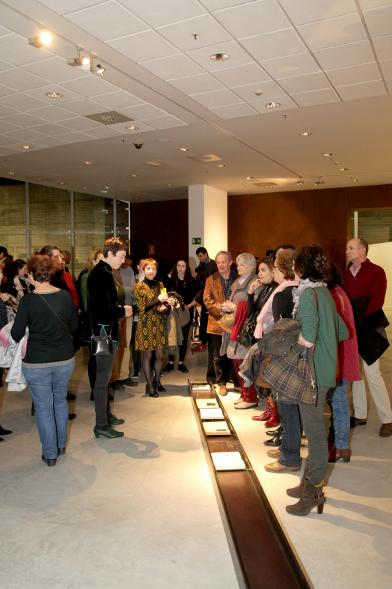 Inauguración Exposición "La Cámara de Niebla" de Linarejos Moreno - Vista global de la  exposición  y el público.