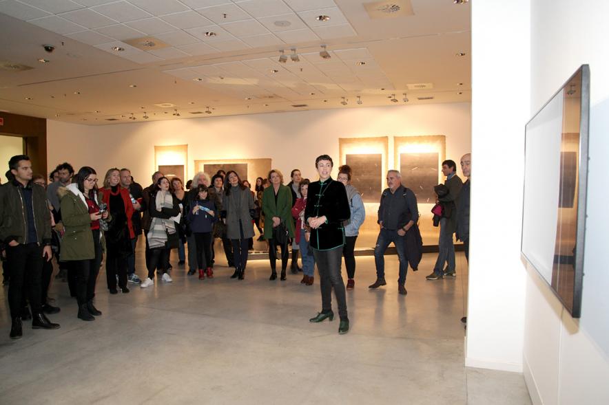 Inauguración Exposición "La Cámara de Niebla" de Linarejos Moreno - La artista comenta las obras al publico.
