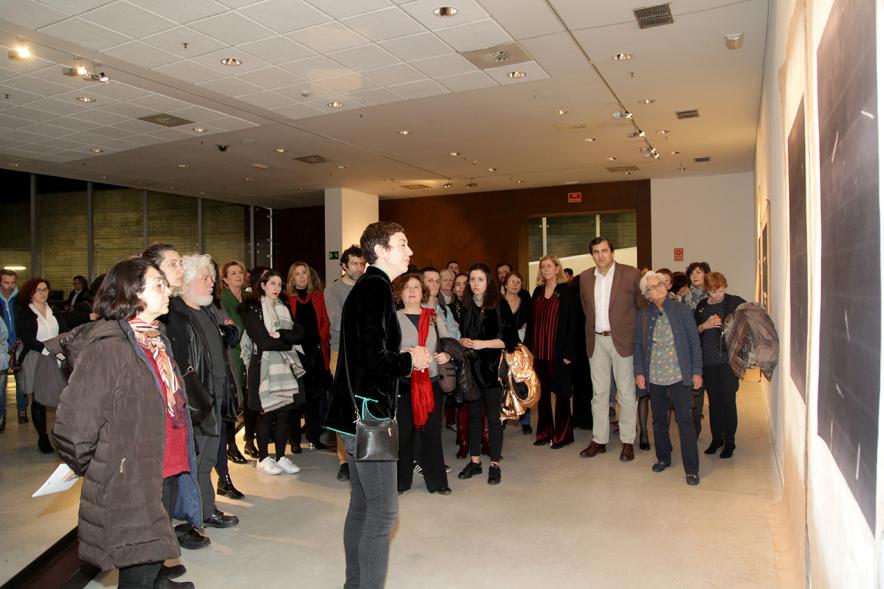 Inauguración Exposición "La Cámara de Niebla" de Linarejos Moreno - La artista comenta las obras al publico.