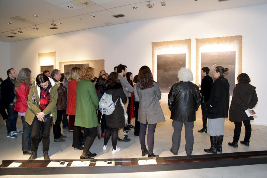 Inauguración Exposición "La Cámara de Niebla" de Linarejos Moreno - La artista comenta las obras al publico.